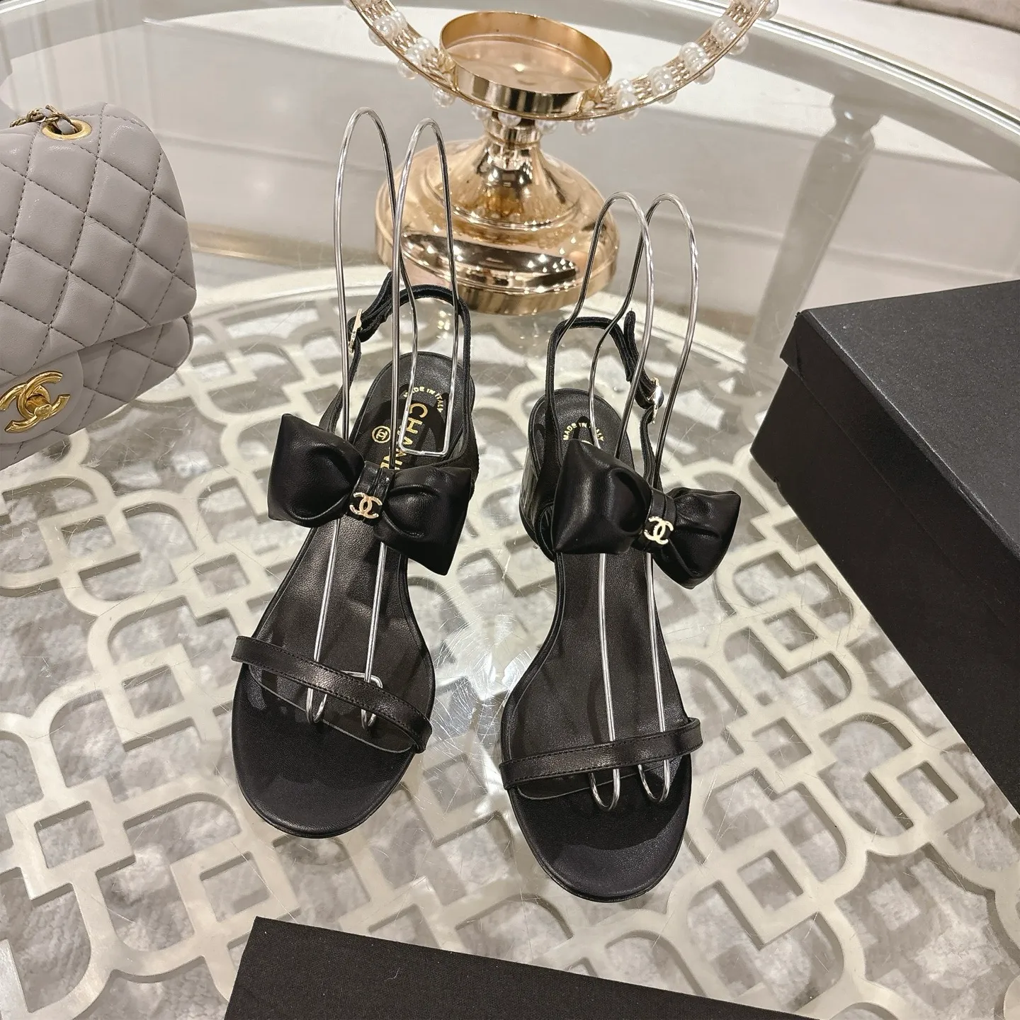 👟👟Ex-factory price 560👟👟 CHANEL 25ss spring and summer new counter top double C bow sandals. This classic design; bow with double C embellishment, playful and elegant, multiple color matching elements... Diversified mix and match is very beautiful and versatile, very light and comfortable on the feet, super delicate and elegant... ꫛꫀꪝ Go➫ Material: Upper: Original customized imported sheepskin Inner: Original custom-made sheepskin lining Outsole: Original custom-made Italian through-dyed genuine leather outsole Size: 35–40 (40 and 41 are custom-made and cannot be returned or exchanged)